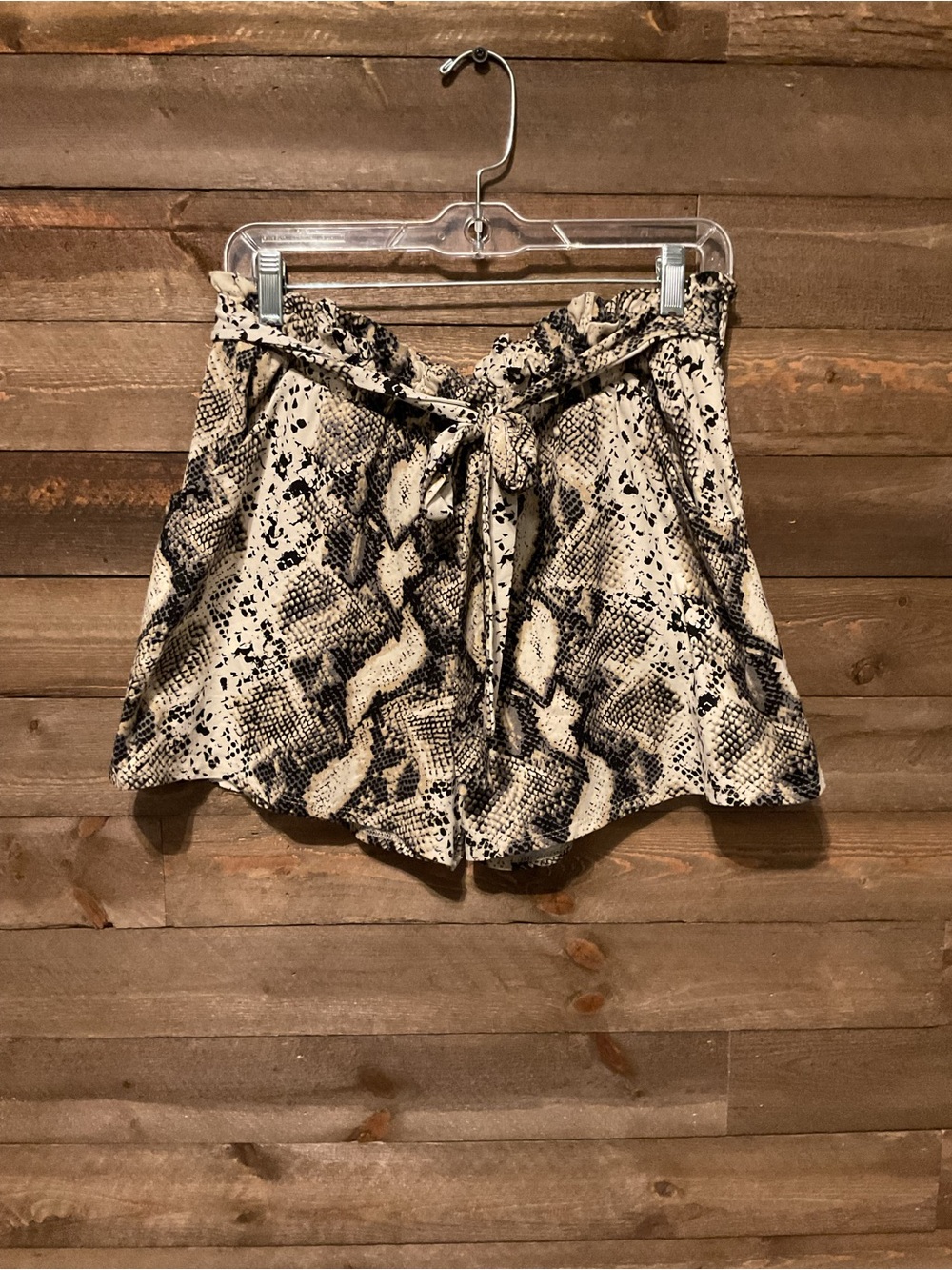 Texas True Threads Cream And Black Snake Skin Print Pull On Shorts Women’s XL